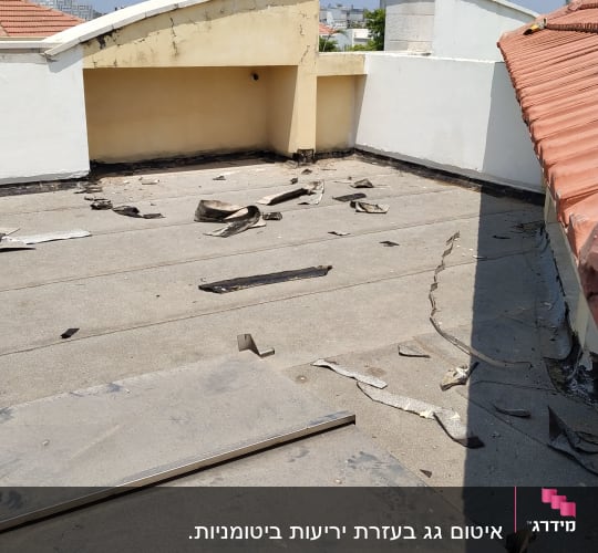 גג עם יריעות איטום קרועות ובלויות